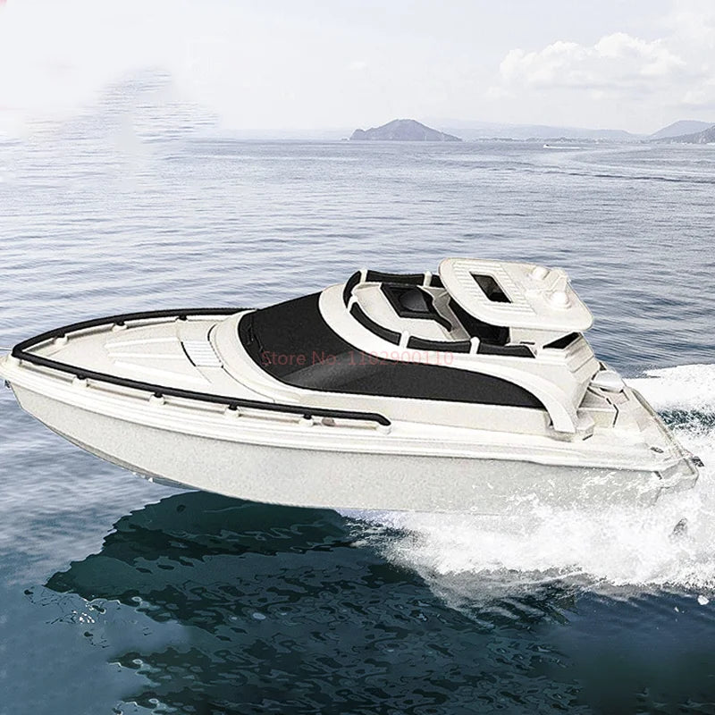 Remote Control Boats Can Be Launched To Simulate High-Speed Speedboats. Electric Steamboats. Water Park Toys for Outdoor