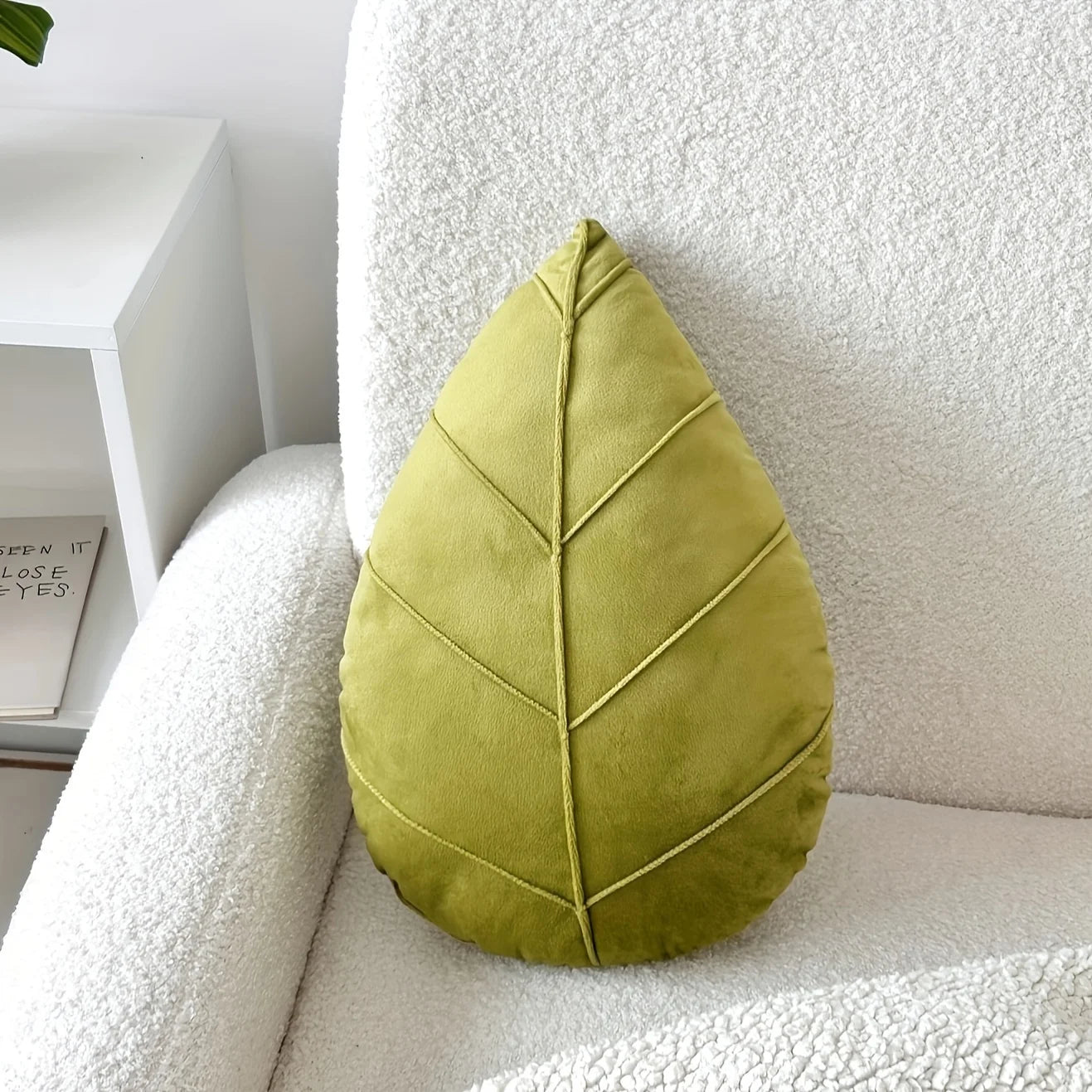 1 piece of leaf-shaped throw pillow, suitable for decorating sofas or using as a cushion in Living or bedrooms.