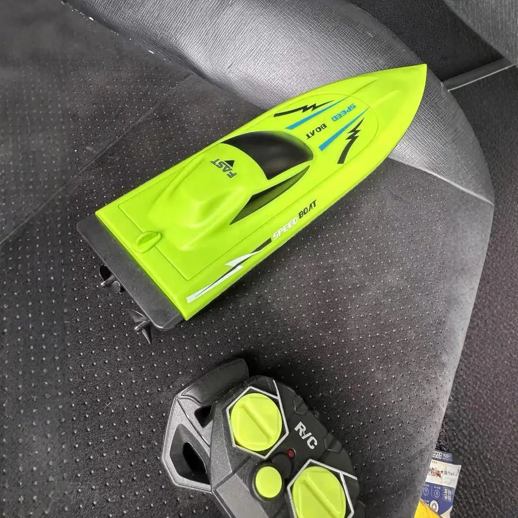 Kids Remote Control Boat Toy. Submersible High Speed Speedboat. Simulated Electric Ship Boys' Watercraft Model