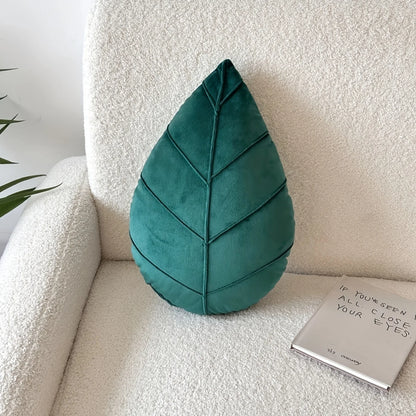 1 piece of leaf-shaped throw pillow, suitable for decorating sofas or using as a cushion in Living or bedrooms.